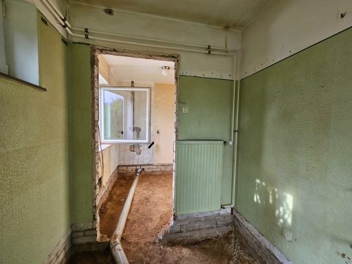 Blick aus Hauswirtschaftsraum in Duschbad EG. Dieser Durchgang wird geschlossen.