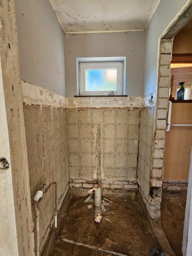 Durchbruch vom Bad zum Gäste WC. Hier entsteht die Dusche. Der Durchgang rechts wird geschlossen.