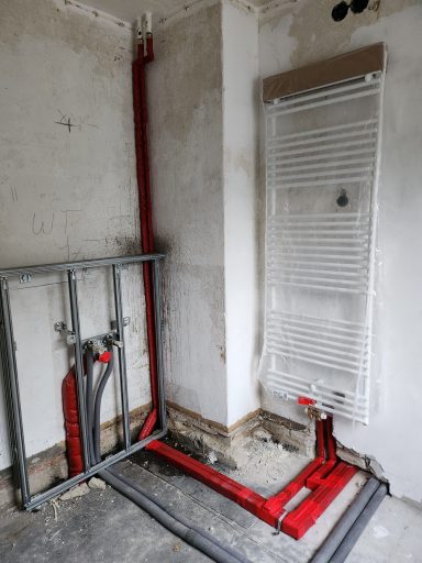 Bad EG: Unterbau für Waschtisch (li) und neuer Handtuchtrockner (re)