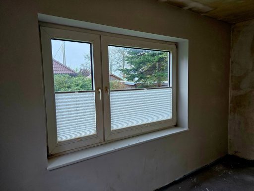 Fensterleibungen im EG sind beigeputzt