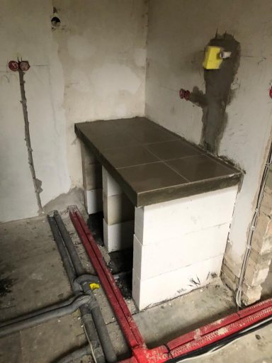 Podest für WaMa und Trockner mit gefliester Betonplatte.