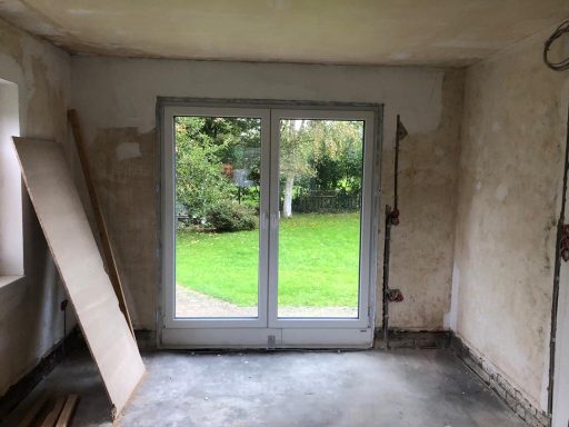 Blick in den Garten durch die neue Terrassentür