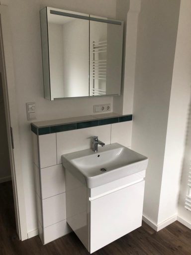Waschtisch & Spiegelschrank Bad EG